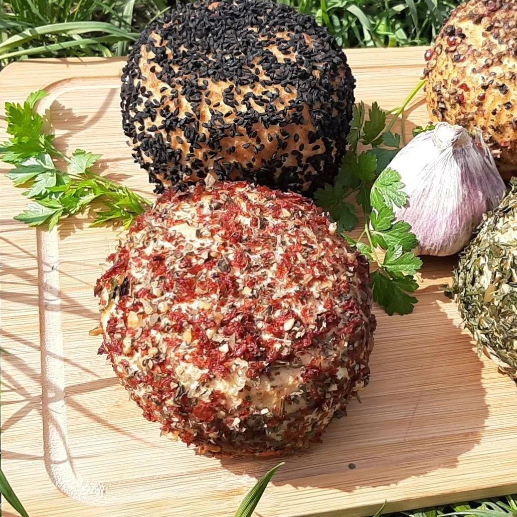 Ser wędzony typu włoskiego - suszony pomidor i czosnek