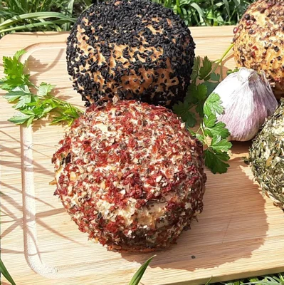 Ser wędzony typu włoskiego - suszony pomidor i czosnek